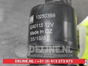 Suzuki Swift Windscreen washer pump O539931 photo 2