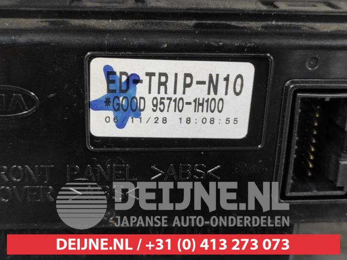 Display Interieur van een Kia Cee'd (EDB5) 1.4 CVVT 16V 2007