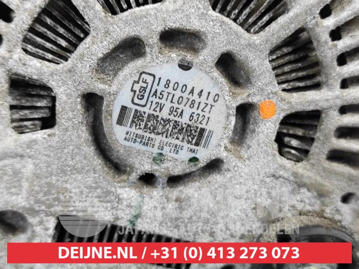 Alternator van een Mitsubishi L-200 2.4 Clean Diesel 4WD 2016