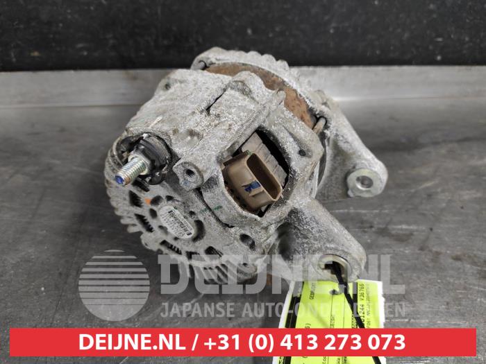 Alternator van een Mitsubishi L-200 2.4 Clean Diesel 4WD 2016