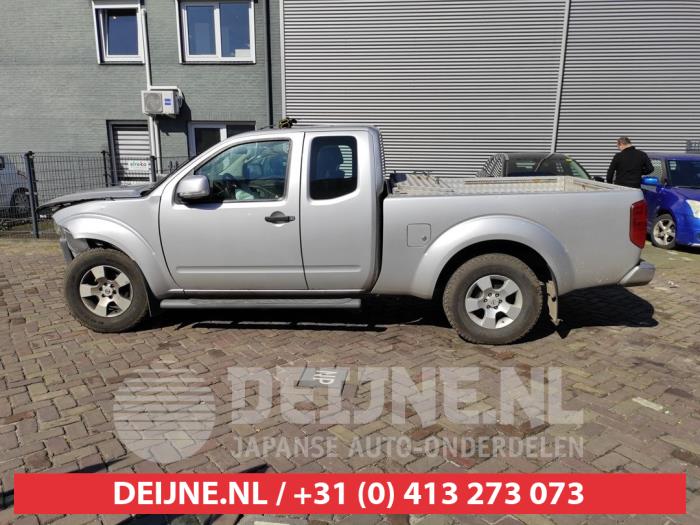 Nissan Navara Portierruit 4Deurs links-achter O540573