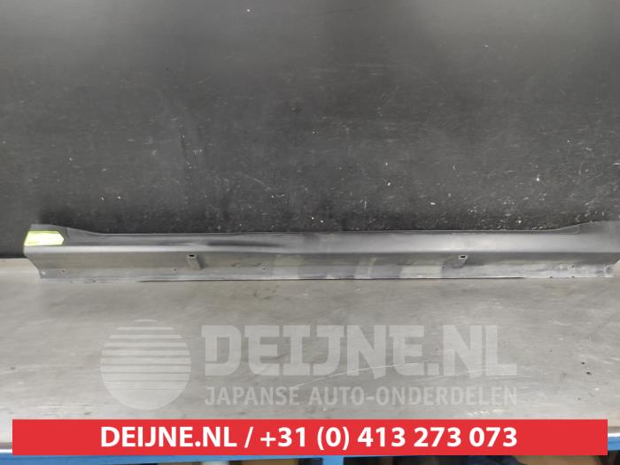 Mitsubishi Outlander Zijskirt links O541493