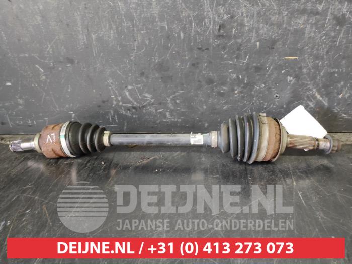 Gebruikte Aandrijfas links-voor Toyota Yaris III (P13) 1.33 16V Dual VVT-I Prijs € 35,00 Margeregeling aangeboden door V.Deijne Jap.Auto-onderdelen BV