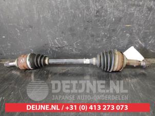 Gebruikte Aandrijfas links-voor Toyota Yaris III (P13) 1.33 16V Dual VVT-I Prijs € 50,00 Margeregeling aangeboden door V.Deijne Jap.Auto-onderdelen BV