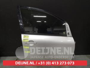 Toyota Avensis Verso Front door 4-door, right O544538 photo 3