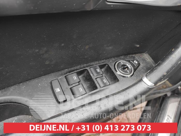 Hyundai I40 Combischakelaar ramen O545607