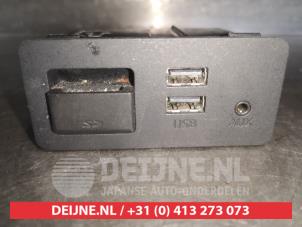 Mazda CX-3 AUX / USB-Anschluss O546044 foto 2