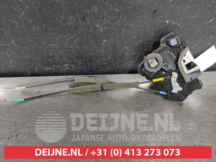 Toyota Corolla Verso Front door lock mechanism 4-door, right O547010