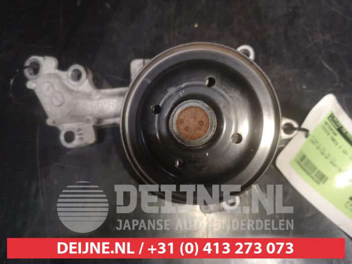Gebruikte Waterpomp Toyota Yaris III (P13) 1.33 16V Dual VVT-I Prijs € 50,00 Margeregeling aangeboden door V.Deijne Jap.Auto-onderdelen BV