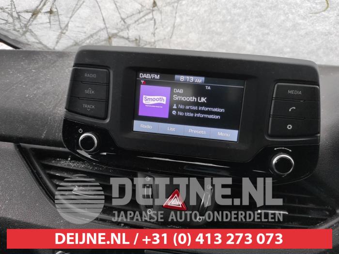 Radio van een Hyundai i30 Wagon (PDEF5) 1.0 T-GDI 12V 2017