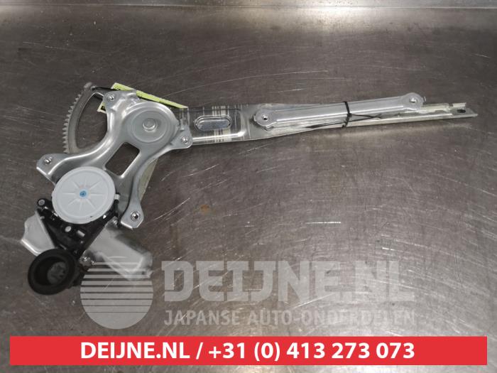 Toyota Verso-S Fenstermechanik 4-türig links vorne O550858