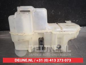 Mitsubishi Pajero Ruitensproeiertank voor O554116 foto 2