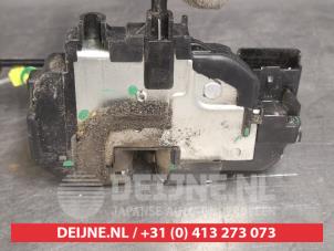 Nissan Navara Door lock mechanism 4-door, front left O555509 photo 3