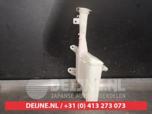 Gebruikte Ruitensproeiertank voor Mazda 323 F (BA14) 1.5i GLX,GT 16V Prijs € 35,00 Margeregeling aangeboden door V.Deijne Jap.Auto-onderdelen BV