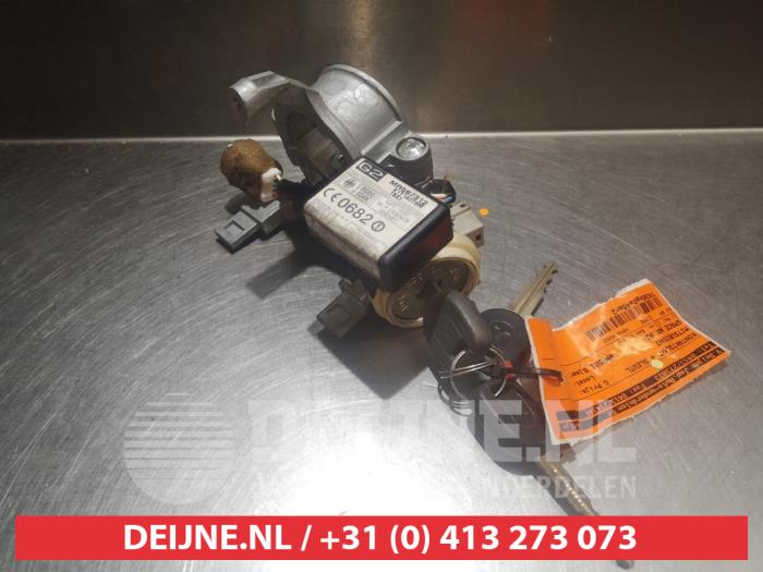 Mitsubishi Space Wagon Ignition lock + key O335525