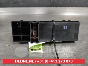 Nissan Micra Multi-functional window switch O556223 photo 2