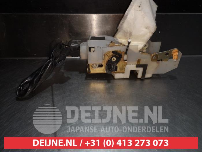 Mazda 323F Deurslot Mechaniek 4Deurs rechts-achter O281319