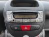 Radio van een Toyota Aygo (B10), 2005 / 2014 1.0 12V VVT-i, Hatchback, Benzine, 998cc, 50kW (68pk), FWD, 1KRFE, 2005-07 / 2014-05, KGB10 2007