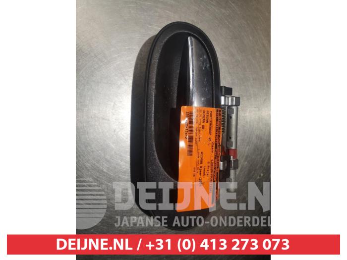 Nissan Almera Türgriff 2-türig links O277193