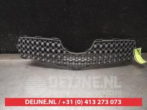 Gebruikte Grille Toyota Yaris II (P9) 1.4 D-4D Prijs € 35,00 Margeregeling aangeboden door V.Deijne Jap.Auto-onderdelen BV