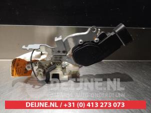 Gebruikte Deurslot Mechaniek 4Deurs links-voor Daihatsu Trevis 1.0 12V DVVT Prijs € 50,00 Margeregeling aangeboden door V.Deijne Jap.Auto-onderdelen BV