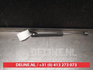 Gebruikte Kofferdekseldemper rechts-achter Hyundai i10 1.0 12V Prijs € 20,00 Margeregeling aangeboden door V.Deijne Jap.Auto-onderdelen BV