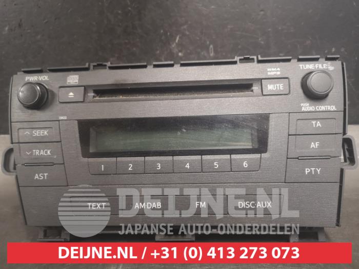 Radio van een Toyota Prius (ZVW3) 1.8 16V 2009