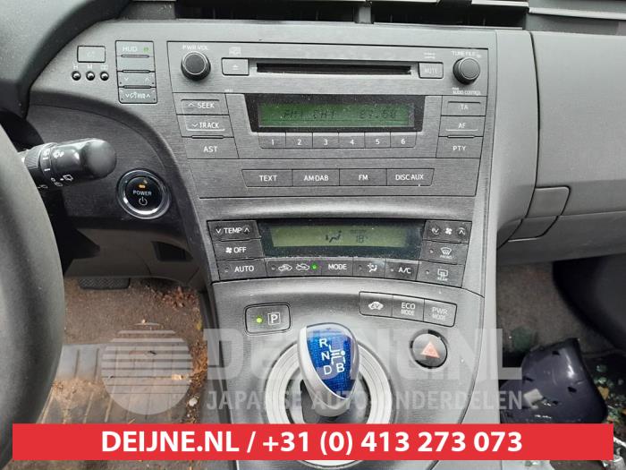 Radio van een Toyota Prius (ZVW3) 1.8 16V 2009