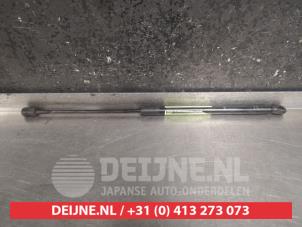 Gebruikte Achterklepdemper rechts-achter Mazda 3 Sport (BK) 1.6i 16V Prijs € 15,00 Margeregeling aangeboden door V.Deijne Jap.Auto-onderdelen BV