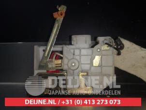 Toyota Avensis Deurslot Mechaniek 4Deurs links-achter O280558 foto 3