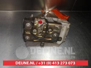 Toyota Avensis Deurslot Mechaniek 4Deurs links-achter O280558 foto 2