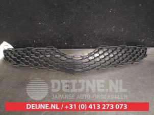 Gebruikte Grille Toyota Yaris II (P9) 1.0 12V VVT-i Prijs € 35,00 Margeregeling aangeboden door V.Deijne Jap.Auto-onderdelen BV