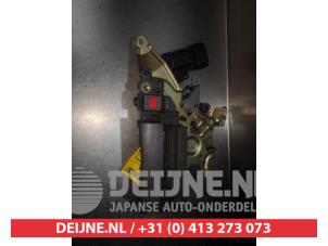 Toyota Previa Deurslot Mechaniek 4Deurs links-achter O280511 foto 2