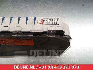 Mitsubishi Space Runner Odometer KM O304780 photo 2