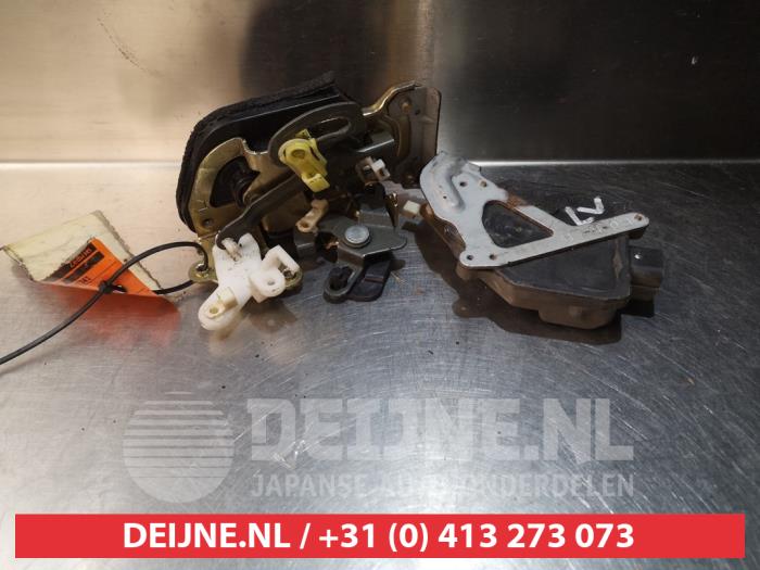 Deurslot Mechaniek 4Deurs links-achter van een Hyundai Trajet 2.0 16V 2000