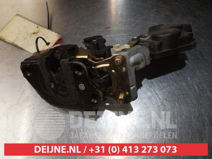 Deurslot Mechaniek 4Deurs links-achter van een Hyundai Trajet 2.0 16V 2000