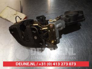 Gebruikte Slotmechaniek Portier 4Deurs links-achter Hyundai Trajet 2.0 16V Prijs € 25,00 Margeregeling aangeboden door V.Deijne Jap.Auto-onderdelen BV