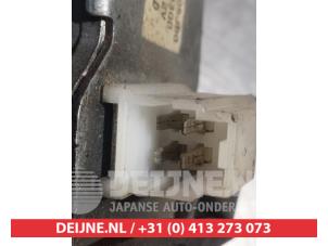 Nissan Patrol Ruitenwissermotor achter O301076 foto 3