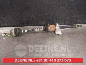 Gebruikte Aandrijfas rechts-voor Nissan Note (E12) 1.5 dCi 90 Prijs € 50,00 Margeregeling aangeboden door V.Deijne Jap.Auto-onderdelen BV