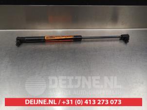Gebruikte Kofferdekseldemper rechts-achter Chevrolet Kalos (SF48) 1.4 Prijs € 15,00 Margeregeling aangeboden door V.Deijne Jap.Auto-onderdelen BV
