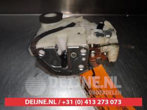 Daihatsu Cuore Rear door lock mechanism 4-door, left O280411 foto 3