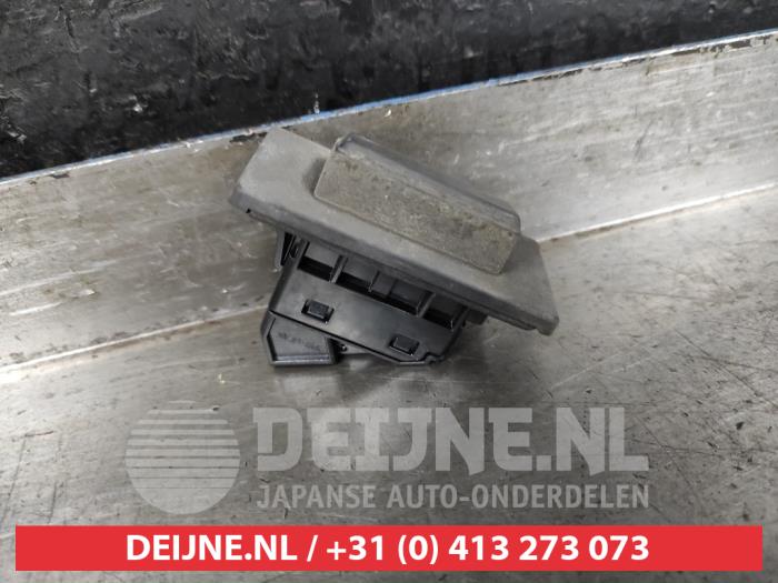 Mazda 3 Schakelaar achterklep O562229