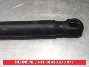 Hyundai Coupe Gasdemper Motorkap links O266029 foto 3