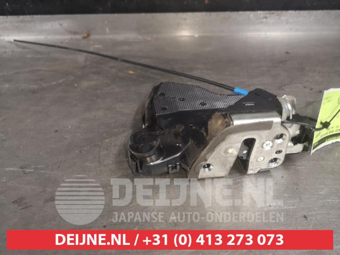 Toyota Avensis Front door lock mechanism 4-door, right O562575