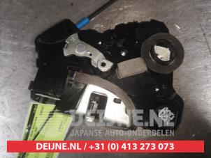 Toyota Avensis Front door lock mechanism 4-door, right O562575 photo 2