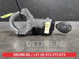 Toyota Yaris Kontaktslot+Sleutel O563295 foto 2