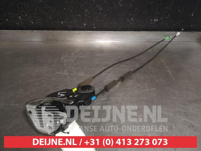 Toyota Avensis Türschlossmechanik 4-türig links hinten O563441