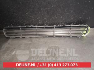 Toyota Avensis Bumper grille O564746 photo 2