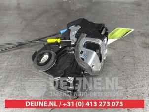 Toyota Auris Door lock mechanism 4-door, front left O565332 photo 2
