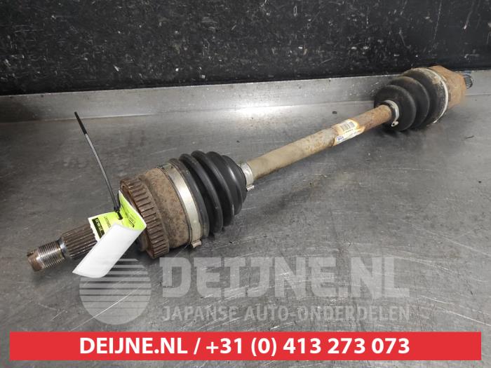 Gebruikte Aandrijfas links-voor Kia Carens IV (RP) 1.6 GDI 16V Prijs € 75,00 Margeregeling aangeboden door V.Deijne Jap.Auto-onderdelen BV